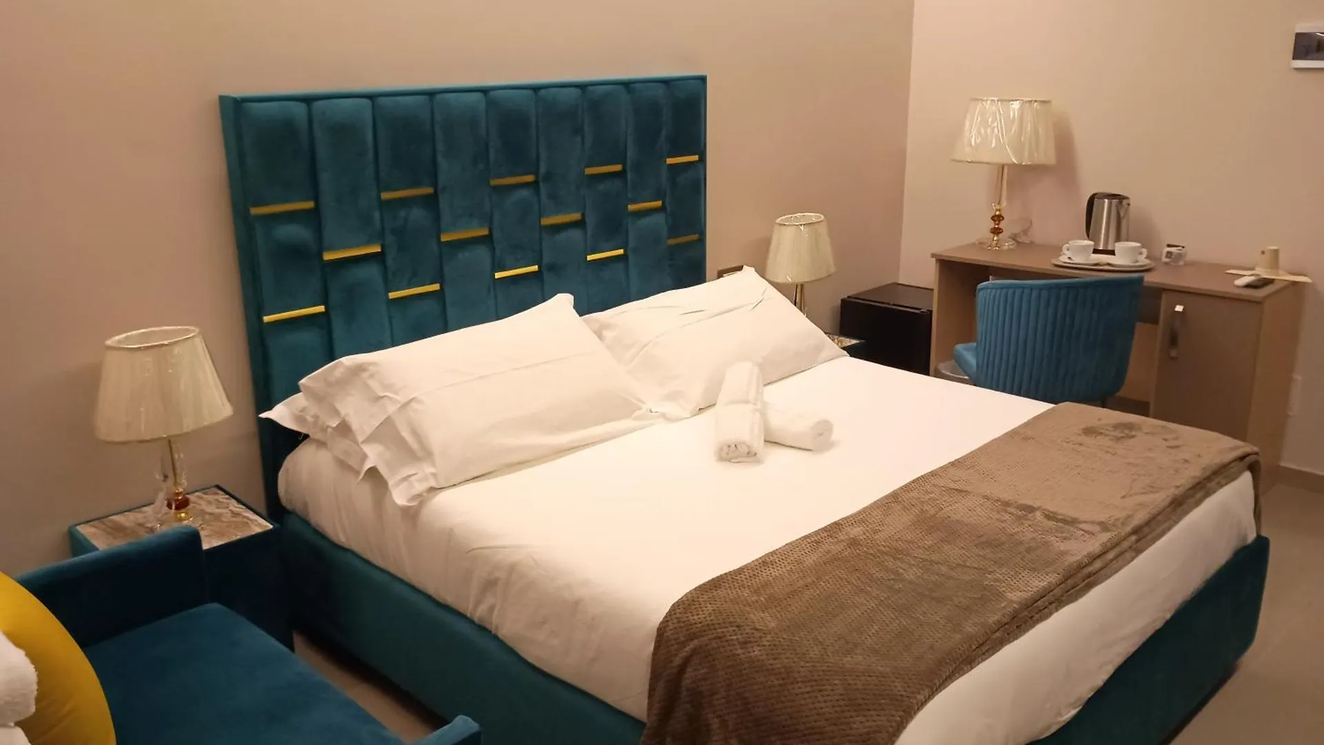 B&B Suites&Rooms Piazza Dei Martiri contacts